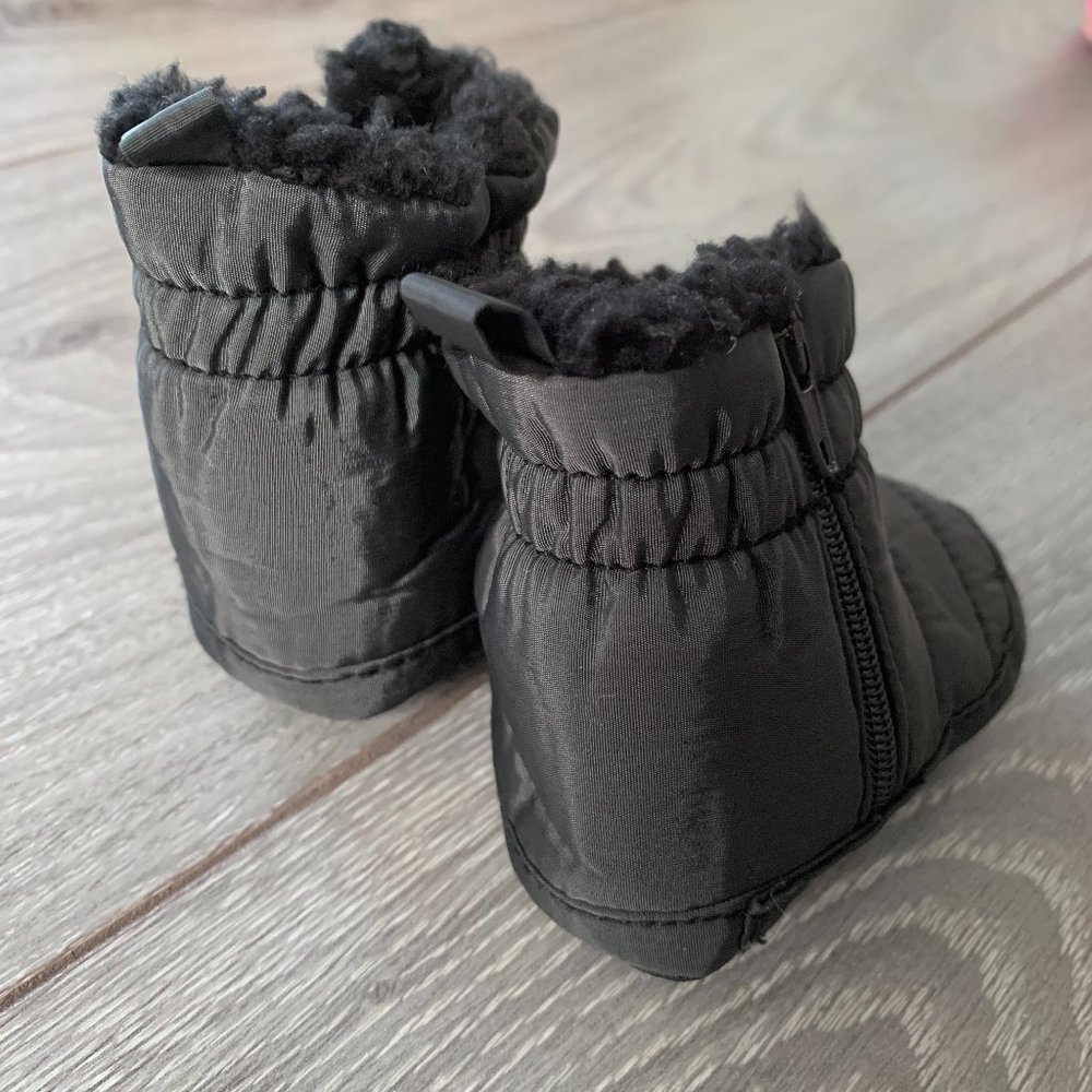 (NWOT) Black unisex baby winter booties